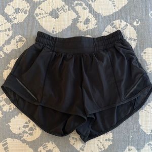 lululemon hotty hot 2.5” shorts